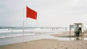 Drapeau rouge à la plage : signification et réflexes