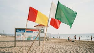 Signification des drapeaux à la plage et baignade