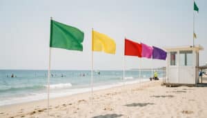 Drapeaux de baignade : comprendre les couleurs