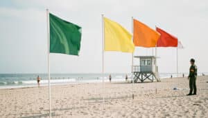 Comprendre la signification des drapeaux de plage